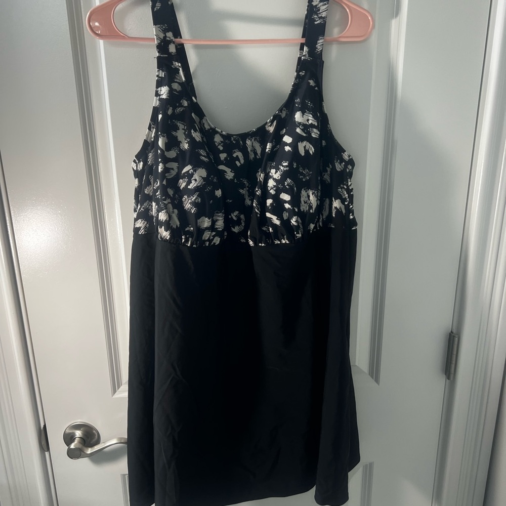 Black and White Women's size 16 One Piece Swimsuit NWT